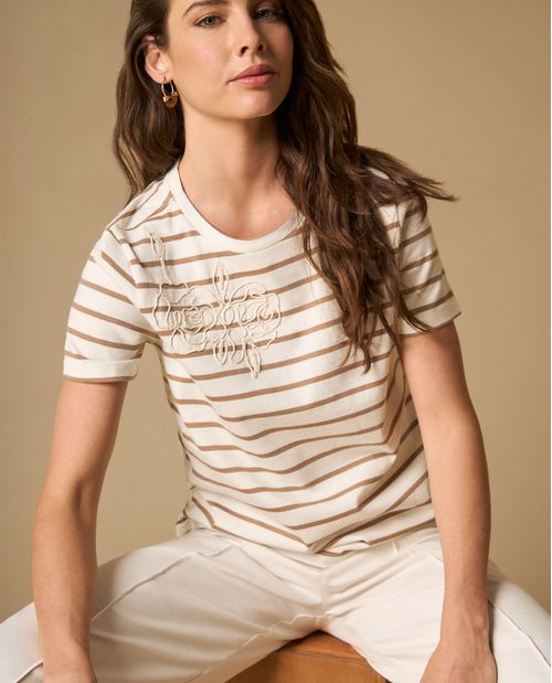 Camiseta manga corta con rayas y bordado frontal para mujer