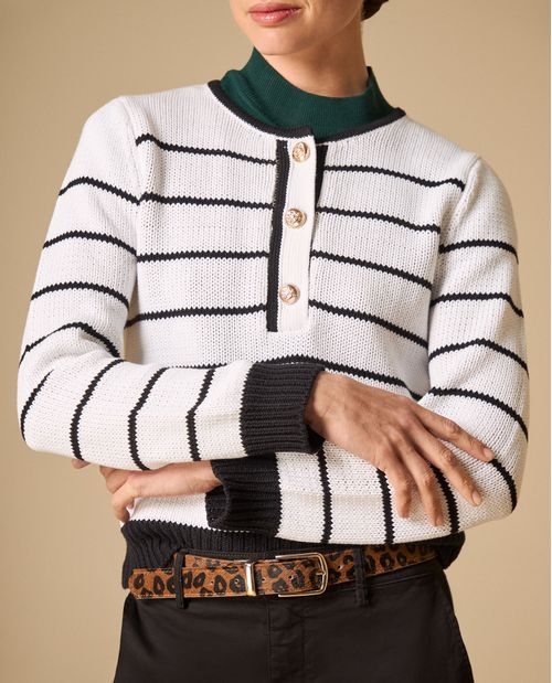 Suéter tejido con rayas horizontales y abertura frontal con botones