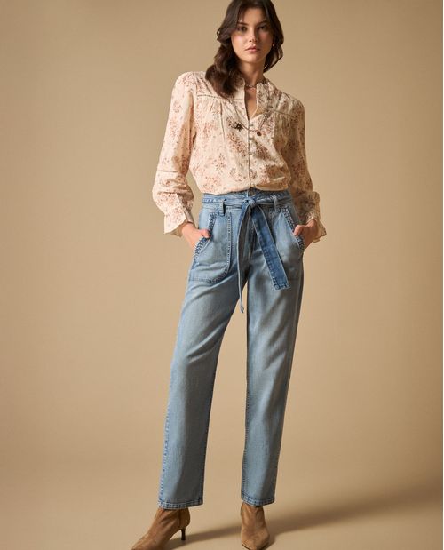 Pantalón con cinturón integrado y bolsillos bordados para mujer